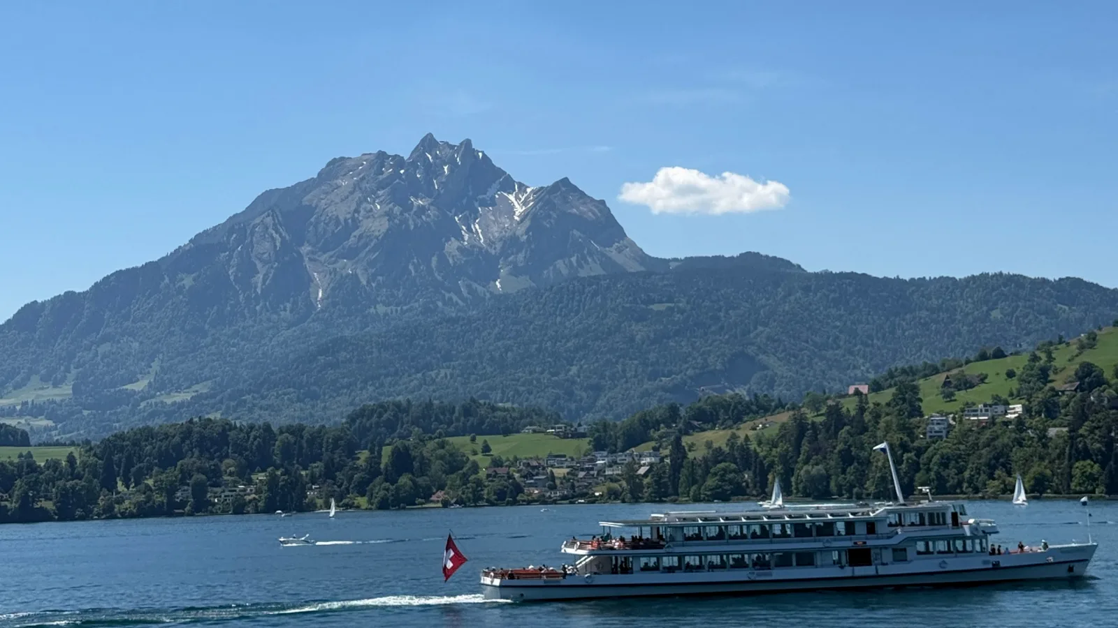 Vierwaldstättersee mit Pilatus und Schiff als ruhiger Schweizer Kontext